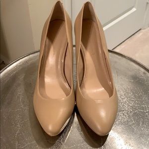 Like new Banana Republic pumps like new!!